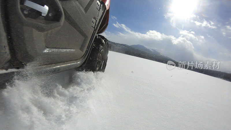 POV, ATV在早晨的粉末雪中行驶